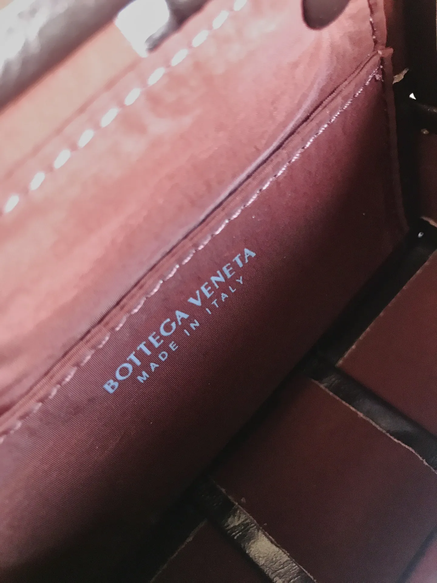 𝗕𝗼𝘁𝘁𝗲𝗴𝗮 𝗩𝗲𝗻𝗲𝘁𝗮———— New product𝗺𝗶𝗻𝗶 𝗰𝗮𝘀𝘀𝗲𝘁𝘁𝗲‼ ️ A super cute one 𝒎𝒊𝒏𝒊 𝒄𝒂𝒔𝒔𝒆𝒕𝒕𝒆, a must-have for delicate girls. It’s the same height as lipstick. Although it can’t fit a mobile phone, it can fit all my cuteness and lipstick ❗️ We only make the highest end in the market, welcome to compare Size: 12*8*4cm.         Model: 6813